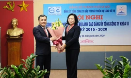  Phó Bí thư Thường trực Thành ủy Hà Nội Ngô Thị Thanh Hằng trao quyết định cho đồng chí Giang Quốc Trung. 