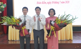 Ông Phạm Tuấn Long (bên trái) giữ chức Chủ tịch UBND quận Hoàn Kiếm nhiệm kỳ 2016-2021