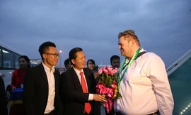 Giám đốc Sở Du lịch Hà Nội Trần Đức Hải trao hoa cho vị du khách đầu tiên đến Hà Nội ngay chân máy bay. Ảnh: Hồng Hạnh