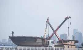 Vì sao đã hoàn thành cưỡng chế vẫn còn một tàu lênh đênh trên Hồ Tây?