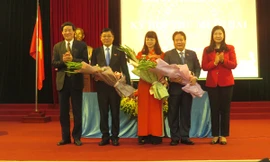 Tân Chủ tịch HĐND huyện Thanh Trì Đặng Đức Quỳnh (đứng thứ hai từ trái sang phải).