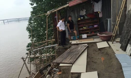 Rà soát, di dời dân ở khu vực nhà có nguy cơ 'trôi sông'