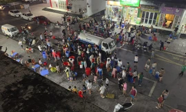 Hàng trăm cư dân KĐT Thanh Hà rồng rắn xếp hàng chờ nước