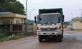 Xe rác đã đi được vào trong bãi rác Nam Sơn