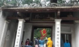 Bàn kiểm tra thân nhiệt, hướng dẫn theo thông điệp 5K của Bộ Y tế được các di tích đặt ngay lối đi vào