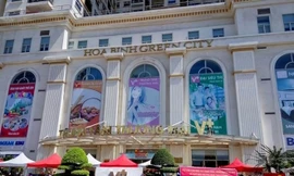 Người dân xuống đường phản đối chủ đầu tư chung cư Hòa Bình Green City, nhiều năm không làm sổ đỏ cho cư dân.