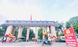 Chốt lịch hạ hàng rào Công viên Thống Nhất