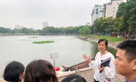 Công ty TNHH Thoát nước Hà Nội thông tin với báo chí sáng 22/5 tại hồ Ba Mẫu. Ảnh: T.Đảng