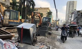 Đường Vũ Trọng Phụng (quận Thanh Xuân) gần đây trở thành con đường khổ với bụi bặm từ công trình mở đường.