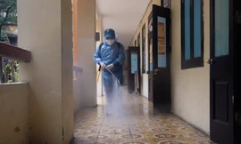 Phun khử khuẩn tại trường Tiểu học Tràng An