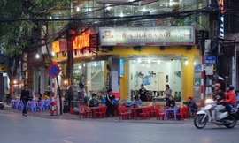 Tràn lan nạn lấn chiếm vỉa hè, lòng đường ở 'phố bia'