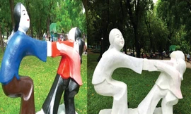 Tượng sơn màu khiến người dân bức xúc. Ảnh: Kiều Thanh Hiền