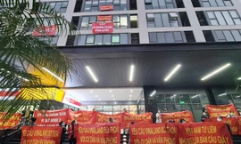 Cư dân chung cư Dreamland Bonanza 23 Duy Tân căng băng rôn phản đối chủ đầu tư.