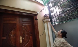 Một ngôi nhà liền kề với tường nứt toác tại KĐT Văn Phú