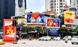 Trang trí, tuyên truyền tại một ngã năm trên địa bàn quận Ba Đình.