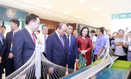 Thủ tướng Chính phủ Nguyễn Xuân Phúc cùng lãnh đạo Hà Nội thăm quan các dự án đầu tư tại Hội nghị