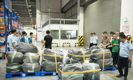 Cơ quan chức năng kiểm tra, phát hiện hàng loạt hàng cấm tại kho vận chuyển sân bay Nội Bài năm 2021. Ảnh minh họa