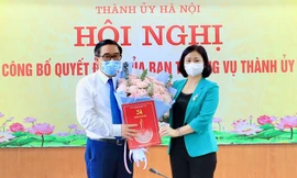 Ông Đỗ Đình Hồng nhận quyết định của Thường trực Thành ủy.