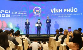 Chủ tịch UBND tỉnh Vĩnh Phúc Lê Duy Thành nhận giấy chứng nhận tỉnh thành có chất lượng điều hành kinh tế xuất sắc năm 2021.