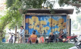 Muôn kiểu ăn uống quanh nhà vệ sinh ở Hà Nội