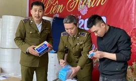 Cục QLTT Hà Nội đang kiểm tra các lô hàng chuẩn bị xuất xưởng