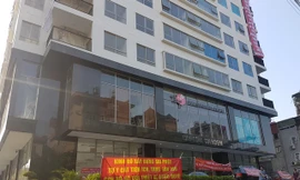 Cư dân tòa nhà Capital Garden căng băng rôn yêu cầu CĐT hoàn thiện PCCC