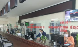 Bộ phận một cửa tại UBND quận Tây Hồ niêm yết đúng giờ làm việc mới.