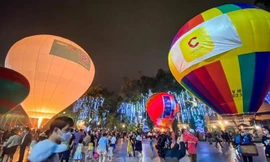 Lễ hội khinh khí cầu lần đầu tiên tổ chức tại phố đi bộ đã khiến du khách thích thú