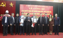 Phó Chủ tịch UBND thành phố Ngô Văn Quý tặng hoa chúc mừng tân Giám đốc và Phó Giám đốc Sở Khoa học và Công nghệ.