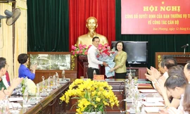 Phó Bí thư Thường trực Thành ủy Ngô Thị Thanh Hằng trao quyết định và tặng hoa chúc mừng tân Bí thư Huyện ủy Đan Phượng Trần Đức Hải.