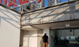 Phần cơi nới tại phần áp mái bị UBND quận Hoàng Mai xử phạt. Ảnh: Hiểu Minh