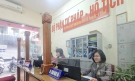 Công sở Hà Nội ngày đầu làm việc: Cán bộ nghiêm túc, công dân thưa vắng 