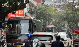 Xe khách limousine 'đại náo' phố cổ Hà Nội