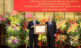 Thủ tướng Nguyễn Xuân Phúc, Chủ tịch Hội đồng Thi đua – Khen thưởng Trung ương trao Huân chương Độc lập hạng Nhất tặng ông Nguyễn Quốc Triệu.