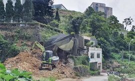 Xúc đất, san gạt tại trung tâm thị trấn Tam Đảo. Nơi ngã 3 đường Thác Bạc khá sầm uất