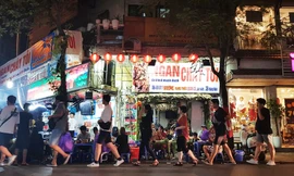 Nhốn nháo 'chợ cóc, chợ tạm' lấn chiếm vỉa hè cuối năm