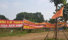 Người dân căng băng rôn phản đối dự án nghĩa trang Thanh Tước. Ảnh: Hiểu Minh