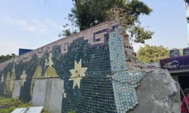 Một phần con đường gốm sứ kỷ lục Guinness bị phá vụn