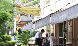 Cận cảnh loạt vỉa hè 'đất vàng' Hà Nội được cho thuê