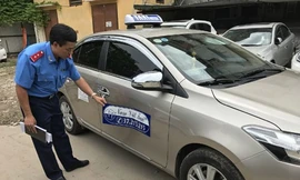 Chiếc taxi dù bị tạm giữ tại cơ quan chức năng. Ảnh: Thùy Linh