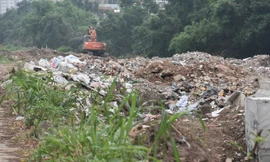 Bãi rác khổng lồ tại nơi Dự án kênh La Khê 'dậm chân tại chỗ'