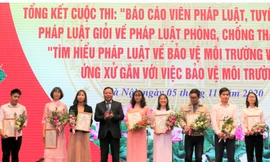 Phó Bí thư Thành ủy Nguyễn Văn Phong trao thưởng cho các tập thể đạt giải Nhất, giải Nhì cuộc thi tìm hiểu pháp luật về bảo vệ môi trường và quy tắc ứng xử gắn với bảo vệ môi trường trên địa bàn Hà Nội.