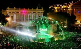 Lễ hội đếm ngược mừng năm mới 2018 thu hút đông đảo người dân.