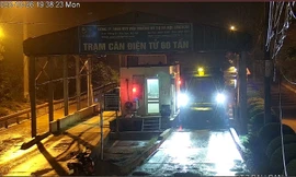 Xe chở rác vào đổ tại bãi Nam Sơn tối 26/10