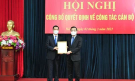 Chủ tịch UBND thành phố Chu Ngọc Anh trao quyết định cho ông Nguyễn Kim Khiêm 