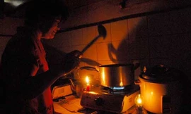 Nắng nóng gần 40 độ, người dân Hà Nội vẫn chịu cảnh mất điện