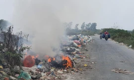 Nghìn tấn rác đốt giữa đường do 'tắc' bãi rác