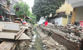 Chủ tịch Hà Nội chỉ đạo xử lý kênh ô nhiễm giữa khu dân cư
