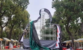 Biểu tượng bàn tay trên hồ Tây 'chạy' ra Công viên Thống Nhất lại bị gỡ bỏ