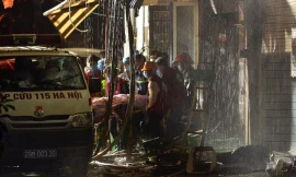 Lực lượng cứu hộ đưa thi thể nạn nhân ra xe cứu thương.